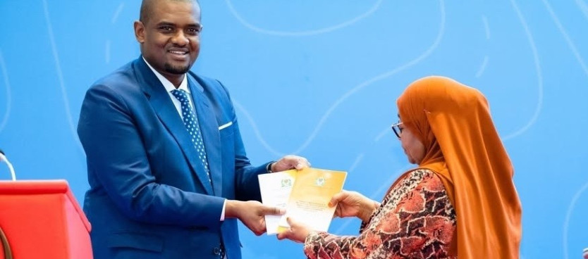 Rais wa Jamhuri ya Muungano wa Tanzania, Mhe. Dkt. Samia Suluhu Hassan akimkabidhi Waziri wa Ardhi, Nyumba na Maendeleo ya Makazi, Mhe. Deogratius Ndejembi Sera ya Taifa ya Ardhi ya Mwaka 1995 (Toleo la 2023) mara baada ya kuizindua Jijini Dodoma 17/03/25